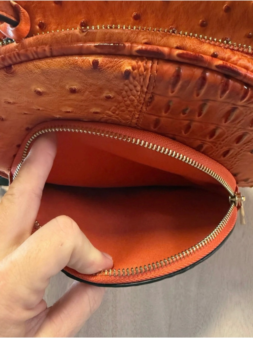Round Ostrich-Texture Faux Leather Backpack Purse & Matching Wallet - Picture 4 of 11
